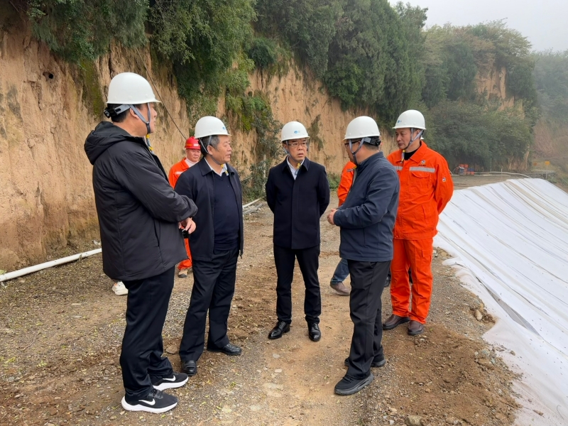 屈永安與集團(tuán)公司外部董事深入陜西地礦六隊調(diào)研指導(dǎo)工作